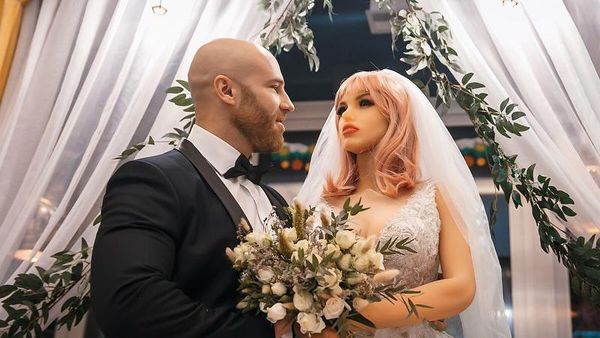 8 Potret Pernikahan Kontroversi Binaragawan dan Boneka Seks