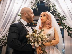 Bikin Sensasi Lagi, Binaragawan Ini Nikahi Boneka Seks Bertubuh Ayam