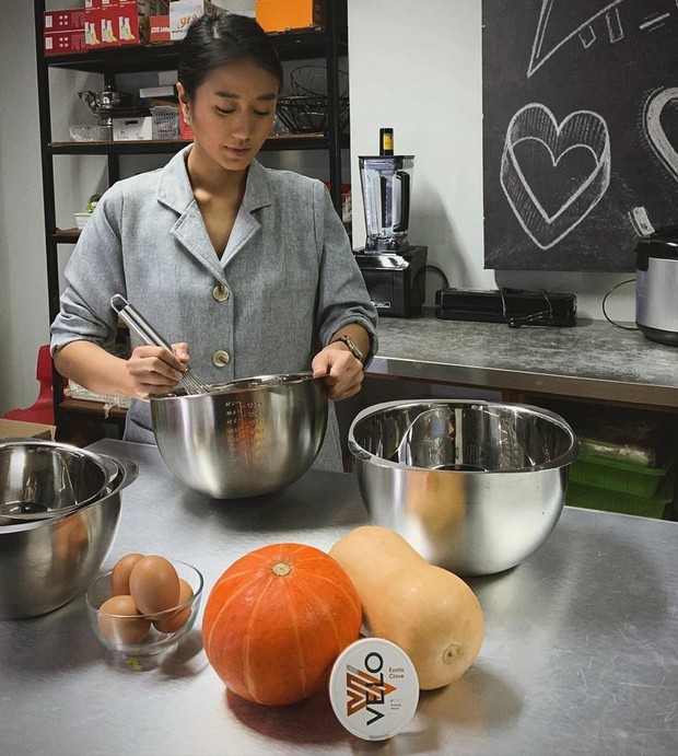 Chef Renatta Moeloek dalam aksinya di dapur.