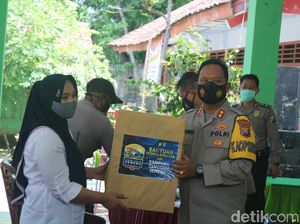 Polisi Bojonegoro Blusukan ke Kampung Ajak Warga Perangi COVID-19