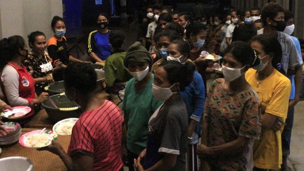 Pengungsi Erupsi Gunung Ili Lewotolok Antre Makanan