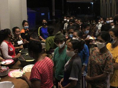 Pengungsi Erupsi Gunung Ili Lewotolok Antre Makanan