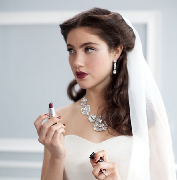 Buatlah warna bibir menjadi lebih gelap daripada daerah lainnya.