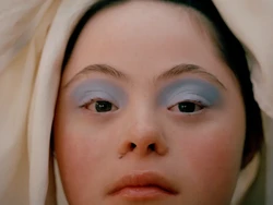 Model Down Syndrome Pemotretan Kecantikan untuk Majalah Allure