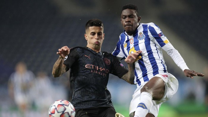 Portos Zaidu Sanusi vies for the ball with Manchester Citys Joao Cancelo, left, during the Champions League group C soccer match between FC Porto and Manchester City at the Dragao stadium in Porto, Portugal, Tuesday, Dec. 1, 2020. (AP Photo/Luis Vieira)