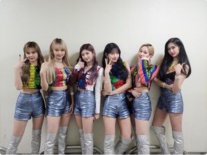 10 Foto Yiren dan Sihyeon EVERGLOW sebelum Positif COVID-19 10 Foto Yiren dan Sihyeon EVERGLOW sebelum Positif COVID-19