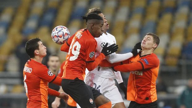 Shakhtar's Manor Solomon, centre left, Shakhtar's Valeriy Bondar and Real Madrid's Mariano Diaz challenge for the ball during the Champions League, Group B, soccer match between Shakhtar Donetsk and Real Madrid at the Olimpiyskiy Stadium in Kyiv, Ukraine, Tuesday, Dec. 1, 2020. (AP Photo/Efrem Lukatsky)