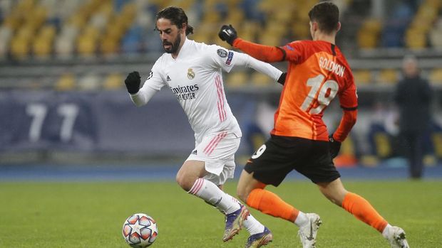 Real Madrid's Isco, left, and Shakhtar's Manor Solomon challenge for the ball during the Champions League, Group B, soccer match between Shakhtar Donetsk and Real Madrid at the Olimpiyskiy Stadium in Kyiv, Ukraine, Tuesday, Dec. 1, 2020. (AP Photo/Efrem Lukatsky)