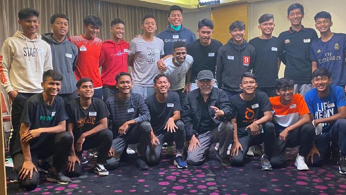 Garuda Select Garuda Select dikunjungi Iwan Fals.