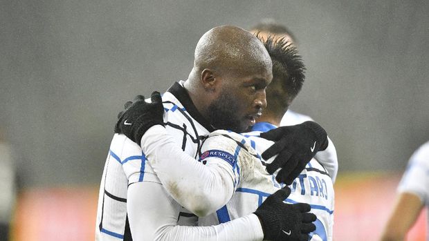 Inter Milan's Romelu Lukaku celebrates after scoring his side's second goal during the Champions League, Group B, soccer match between Borussia Moenchengladbach and Inter Milan at the Borussia Park in Moenchengladbach, Germany, Tuesday, Dec. 1, 2020. (AP Photo/Martin Meissner)