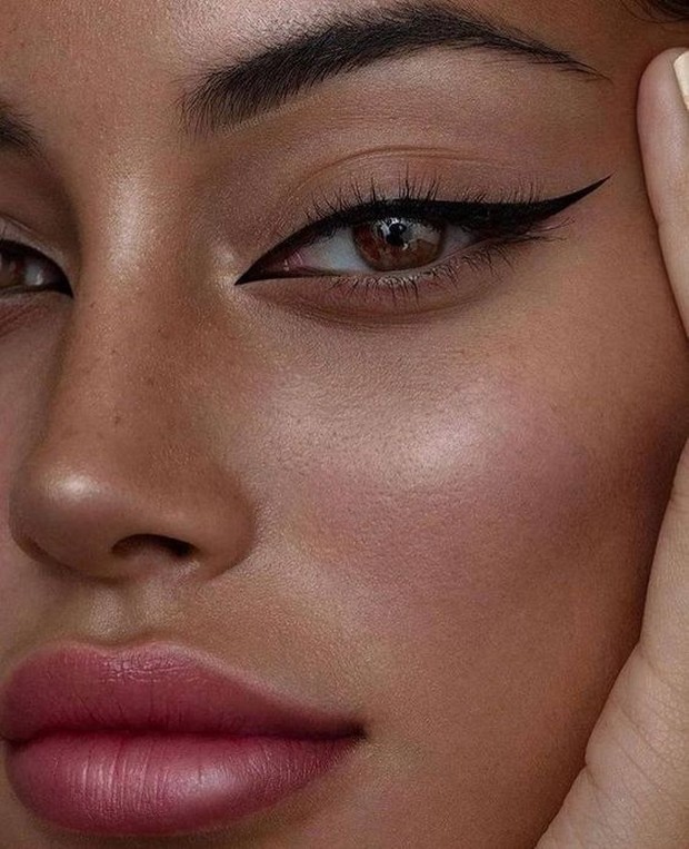 Jika bingkai lebih tebal maka perlu membuat garis eyeliner lebih tebal dan sebaliknya.