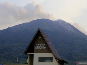 Gunung Lewotolok NTT 2 Kali Erupsi Hari Ini, Terdengar Dentuman Keras Gunung Lewotolok NTT 2 Kali Erupsi Hari Ini, Terdengar Dentuman Keras