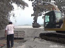 10 Alat Berat dan 3 Kendaraan Tertimbun Material Semeru, Evakuasi Dilakukan