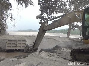 Warga Tinggalkan Pengungsian di Saat Semeru Masih Luncurkan Awan Panas