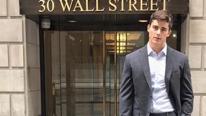 6 Potret Guru Keren yang Pesonanya Bisa Bikin Murid Jadi Terpukau Salah Fokus