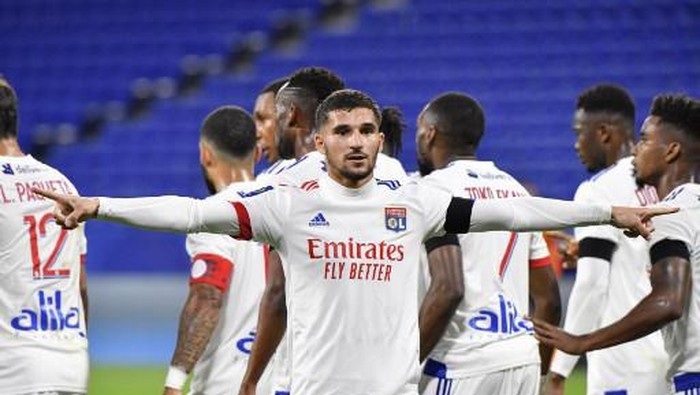 Lyons forward Houssem Aouar celebrates after scoring a goal from the penalty-kick during the French L1 football match between Olympique Lyonnais (OL) and AS Monaco at the Groupama stadium in Decines-Charpieu, near Lyon, south-eastern France, on October 25, 2020. (Photo by PHILIPPE DESMAZES / AFP)