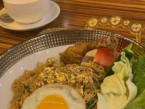 Ada Indomie Tabur Emas 24 Karat, Netizen : Emasnya Bisa Digadai? Ada Indomie Tabur Emas 24 Karat, Netizen : Emasnya Bisa Digadai?