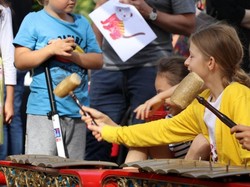 Bule Polandia Memainkan Gamelan, Skillnya Nggak Kalah