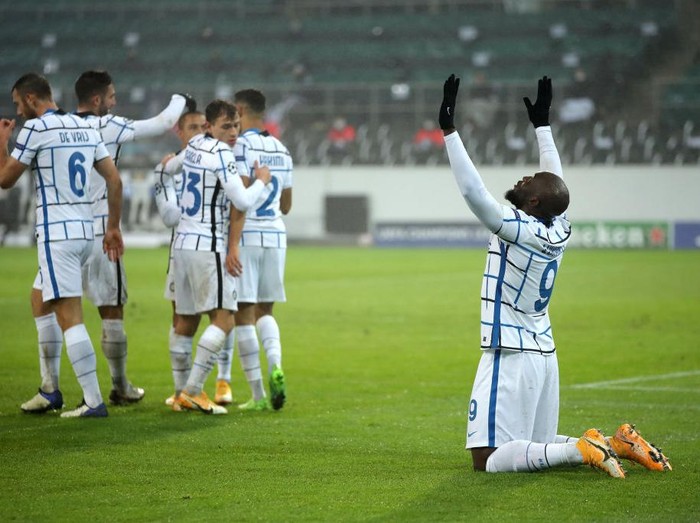 MOENCHENGLADBACH, GERMANY - DECEMBER 01: Romelu Lukaku of Inter Milan celebrates after scoring their teams third goal during the UEFA Champions League Group B stage match between Borussia Moenchengladbach and FC Internazionale at Borussia-Park on December 01, 2020 in Moenchengladbach, Germany. Sporting stadiums around Germany remain under strict restrictions due to the Coronavirus Pandemic as Government social distancing laws prohibit fans inside venues resulting in games being played behind closed doors. (Photo by Lars Baron/Getty Images)