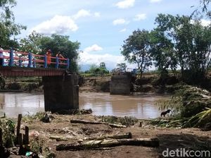 Jembatan Antardesa di Brebes Putus Diterjang Banjir Bandang