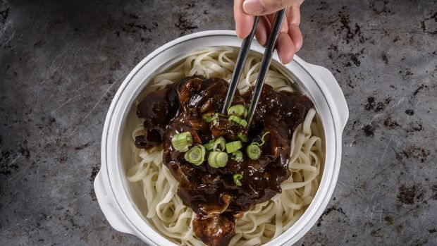 Delicious Asian Noodle with Black Bean Sauce