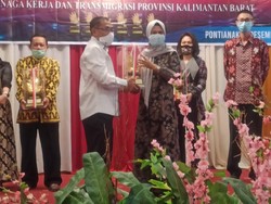 Kemnaker Serahkan Anugerah Siddhakarya ke 6 UMKM di Pontianak