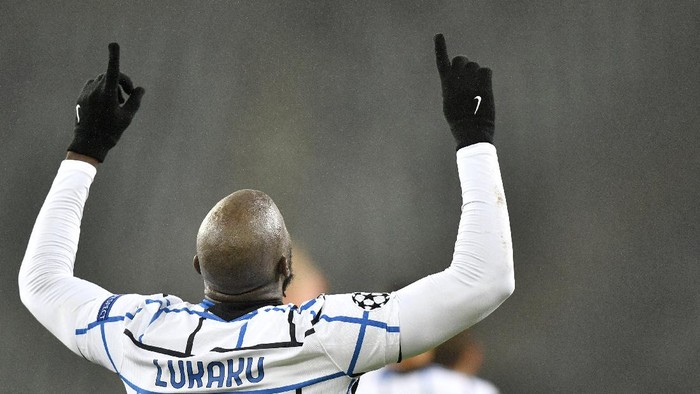 Inter Milans Romelu Lukaku celebrates after scoring his sides second goal during the Champions League, Group B, soccer match between Borussia Moenchengladbach and Inter Milan at the Borussia Park in Moenchengladbach, Germany, Tuesday, Dec. 1, 2020. (AP Photo/Martin Meissner)