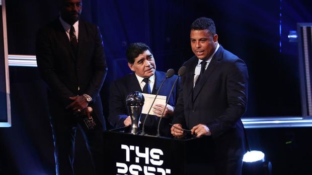 LONDON, INGGRIS - 23 OKTOBER: Diego Maradona, Ronaldo dan Idris Elba berbicara dalam Pertunjukan Penghargaan Sepak Bola FIFA Terbaik pada 23 Oktober 2017 di London, Inggris.  (Foto oleh Bryn Lennon / Getty Images)