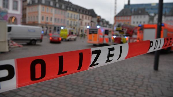 Masuk Trotoar, Mobil Tabrak Pejalan Kaki di Trier Jerman