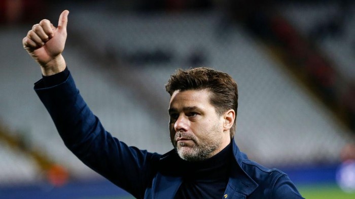 BELGRADE, SERBIA - NOVEMBER 06: Head coach Mauricio Pochettino of Tottenham Hotspur acknowledges to the Crvena Zvezda fans after the UEFA Champions League group B match between Crvena Zvezda and Tottenham Hotspur at Rajko Mitic Stadium on November 6, 2019 in Belgrade, Serbia. (Photo by Srdjan Stevanovic/Getty Images)