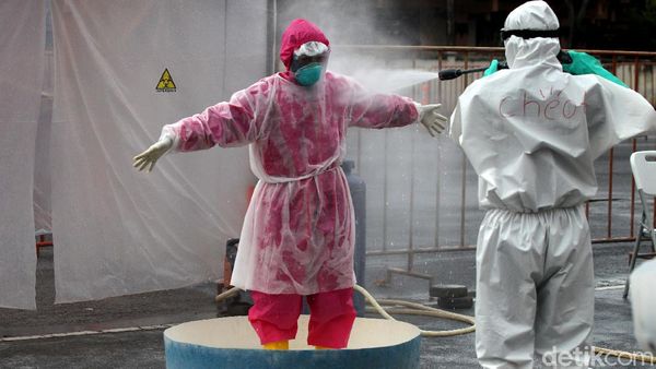 Melihat Lebih Dekat Proses Dekontaminasi Petugas Medis