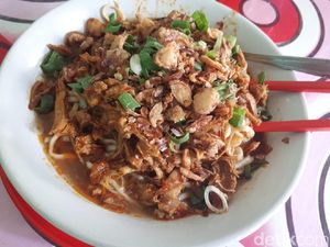 Nikmatnya Mie Ayam Kuah Rendang Racikan Mang Oyo Sejak 1983