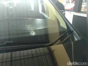 Penampakan Mobil Bos Pabrik Tekstil yang Dihujani 8 Peluru di Solo Penampakan Mobil Bos Pabrik Tekstil yang Dihujani 8 Peluru di Solo