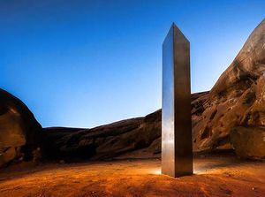 Penampakan Monolit Usai Menghilang Misterius Bikin Ngakak