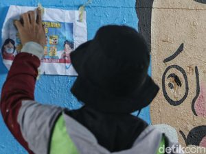 Warga Tangerang Hapus Mural Hapus Korupsi Bukan Muralnya di Tembok Rumahnya Warga Tangerang Hapus Mural Hapus Korupsi Bukan Muralnya di Tembok Rumahnya