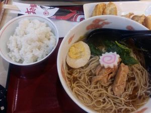 5 Kombinasi Makan Nasi Aneh, Pakai Ramen hingga Bubur Kacang Ijo