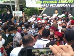 Urutan Kejadian Ketegangan di Petamburan Gegara Polisi Dihadang Temui HRS