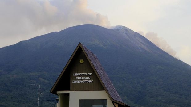 Gunung api Ili Lewotolok mengeluarkan material vulkanik di Kecamatan Ile Ape, Kabupaten Lembata,  NTT, Rabu (2/12/2020). Berdasarkan laporan pos pemantauan Gunung Ili Lewotolok, aktivitas gunung api tersebut masih fluktuatif, yakni erupsi masih terus terjadi dengan intensitas sedang dan tinggi. ANTARA FOTO/Kornelis Kaha/aww.