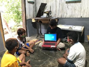 Mudahkan Belajar Online, Pertamina Bagikan 50 Laptop ke 32 SD Mudahkan Belajar Online, Pertamina Bagikan 50 Laptop ke 32 SD