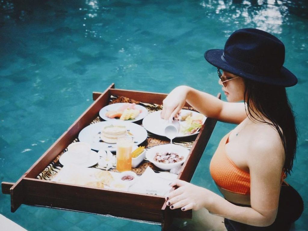 Pesona Cantik Jihane Almira Saat Nikmati Floating Breakfast