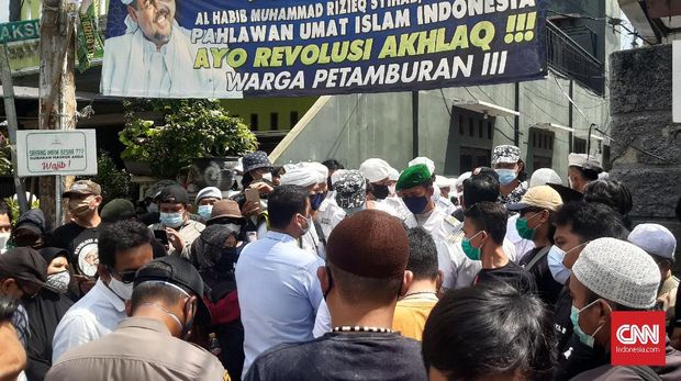 Sejumlah aparat kepolisian mendatangi kediaman Imam Besar Front Pembela Islam (FPI) Rizieq Shihab di Petamburan, Jakarta Pusat, Rabu (2/12) siang.