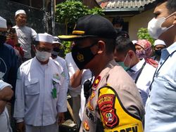 Momen Polisi Diadang Laskar FPI Saat Antar Surat Panggilan Habib Rizieq