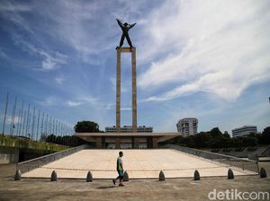 Menikmati Langit Biru Jakarta dari Kawasan Lapangan Banteng