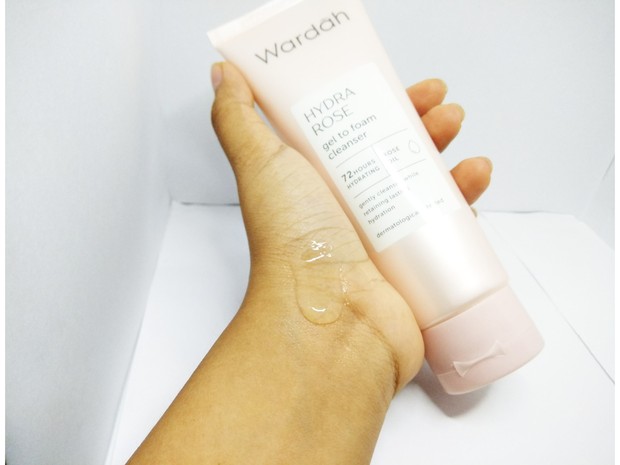 Tekstur Wardah Hydra Rose Gel to Foam Cleanser.