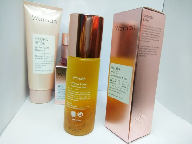 Potret Wardah Hydra Rose Petal Infused Toner.