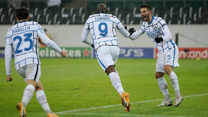 MOENCHENGLADBACH, GERMANY - DECEMBER 01: Romelu Lukaku of Inter Milan celebrates with Roberto Gagliardini after scoring their teams first goal during the UEFA Champions League Group B stage match between Borussia Moenchengladbach and FC Internazionale at Borussia-Park on December 01, 2020 in Moenchengladbach, Germany. Sporting stadiums around Germany remain under strict restrictions due to the Coronavirus Pandemic as Government social distancing laws prohibit fans inside venues resulting in games being played behind closed doors. (Photo by Lars Baron/Getty Images)