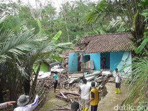 Rumah Rusak Gegara Tanah Gerak Akhirnya Dirobohkan, Pemiliknya Pingsan Rumah Rusak Gegara Tanah Gerak Akhirnya Dirobohkan, Pemiliknya Pingsan