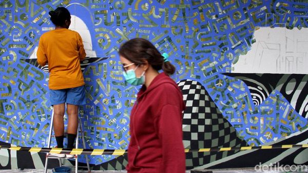 Saat Seniman Jalanan Hiasi Dinding Kedubes Prancis dengan Mural