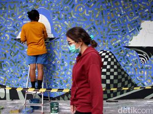 Saat Seniman Jalanan Hiasi Dinding Kedubes Prancis dengan Mural