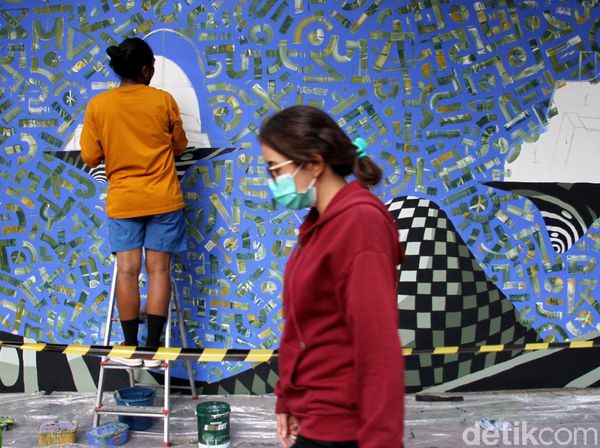 Saat Seniman Jalanan Hiasi Dinding Kedubes Prancis dengan Mural